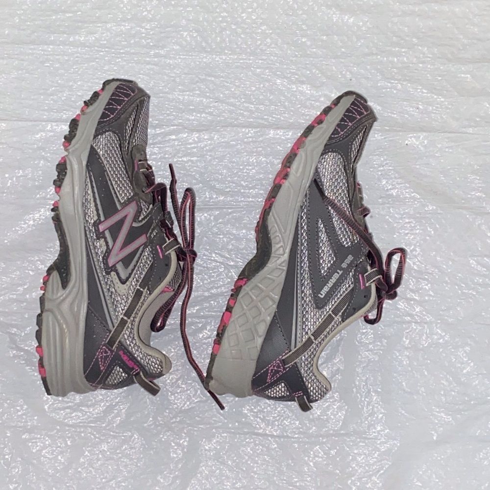 New Balance AII Terrain 411 V2 Gray and Pink Hiking Trail Shoes Sz, 6.5 Unisex - Picture 7 of 11